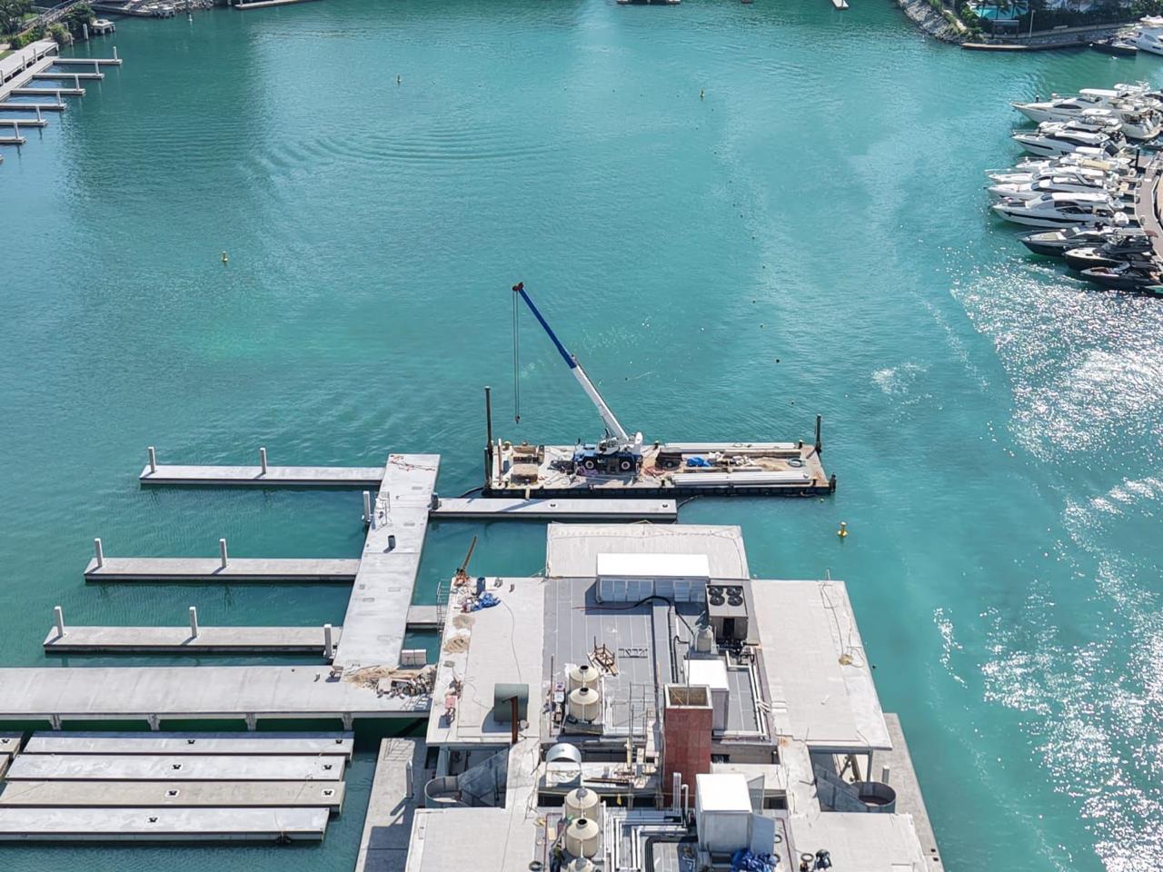 Buzos industriales inspeccionando el casco de un barco