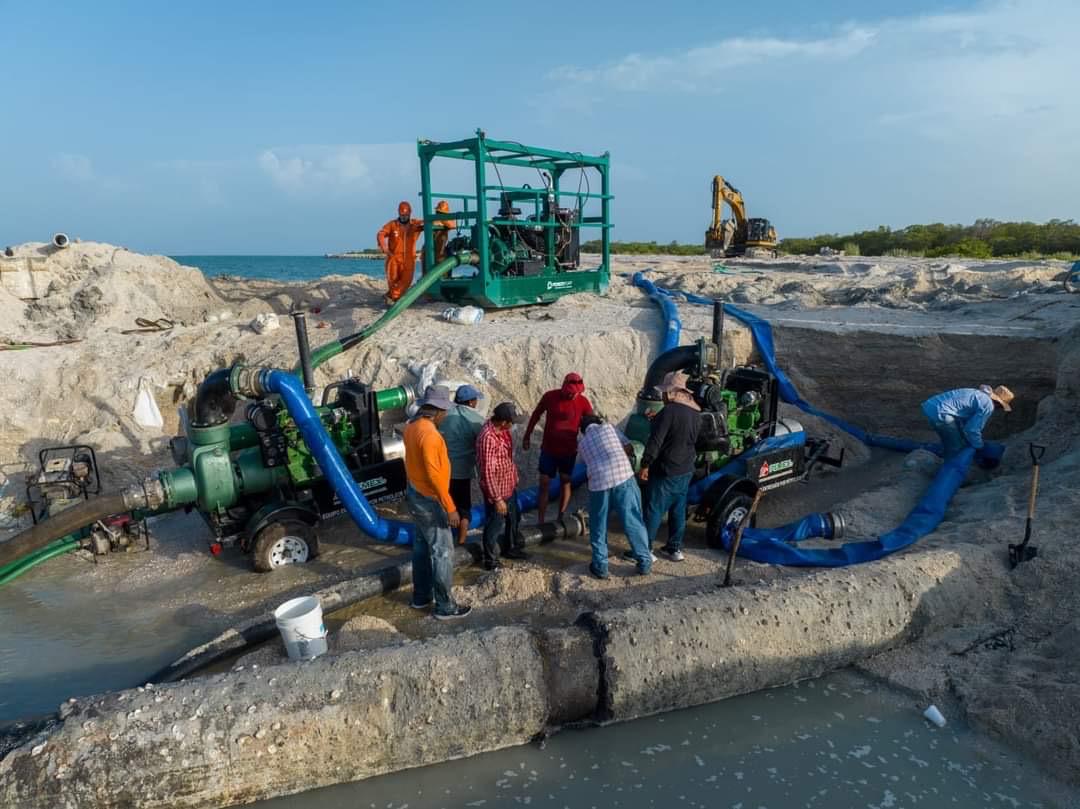 Vista aérea de un puerto comercial al atardecer